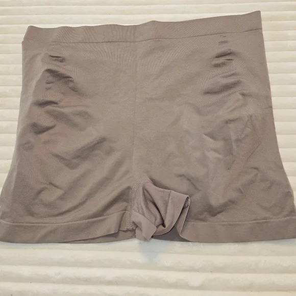 Seamless Tan Shapewear Shorts By Underwhere Size 3X NWOT - Picture 2 of 6